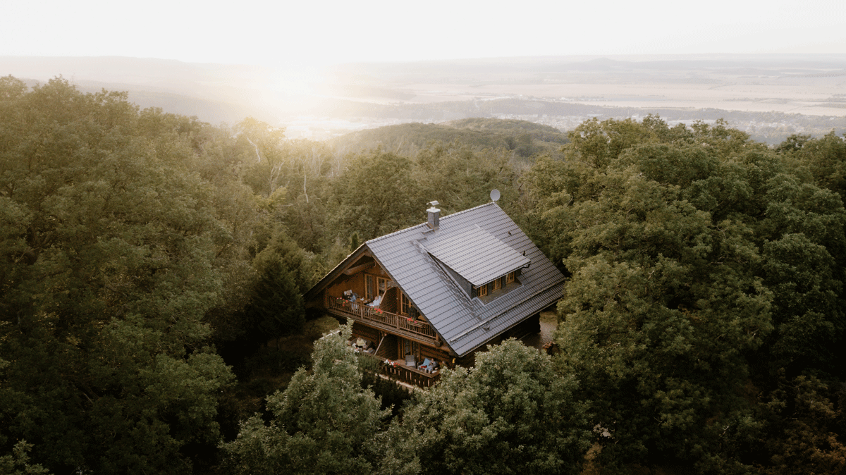 Blockhütte im Wald im Harz